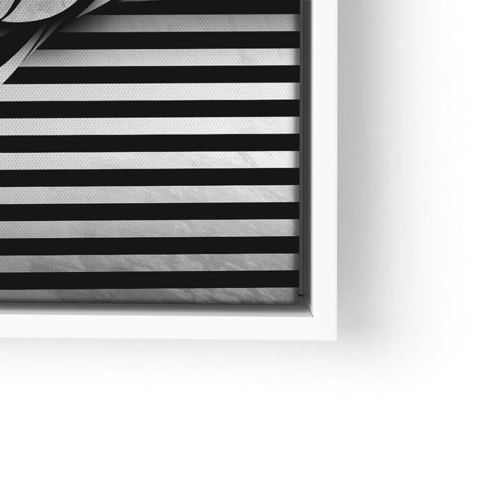 Modernes Wandbild mit schwarzen Streifen und abstrakten Formen, monochrom, im weißen Rahmen