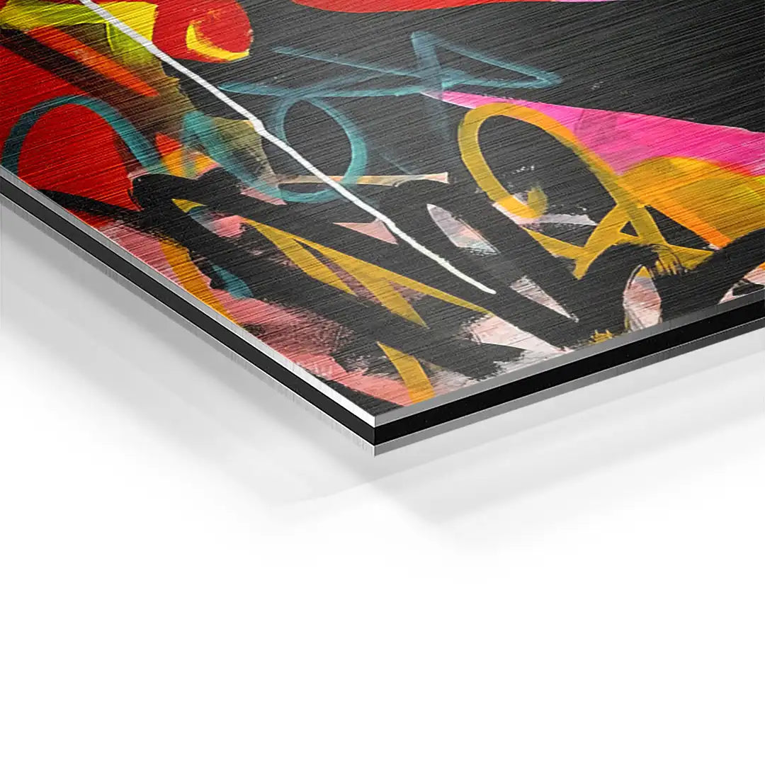 Detail eines bunten abstrakten Wandbilds auf Aluminium mit Pinselstrukturen