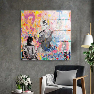 Modernes, farbenfrohes Wandbild mit abstrakten Pop Art Figuren und Graffiti-Elementen an grauer Wand