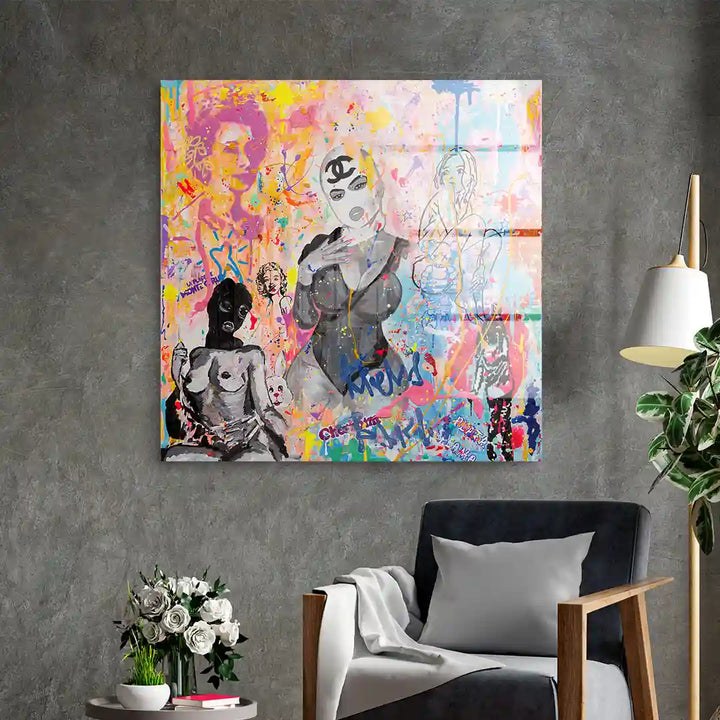 Modernes, farbenfrohes Wandbild mit abstrakten Pop Art Figuren und Graffiti-Elementen an grauer Wand