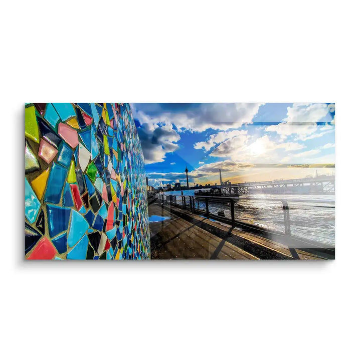Modernes Wandbild mit bunter Mosaik-Kunst und Flussufer bei Sonnenuntergang, Acrylglas