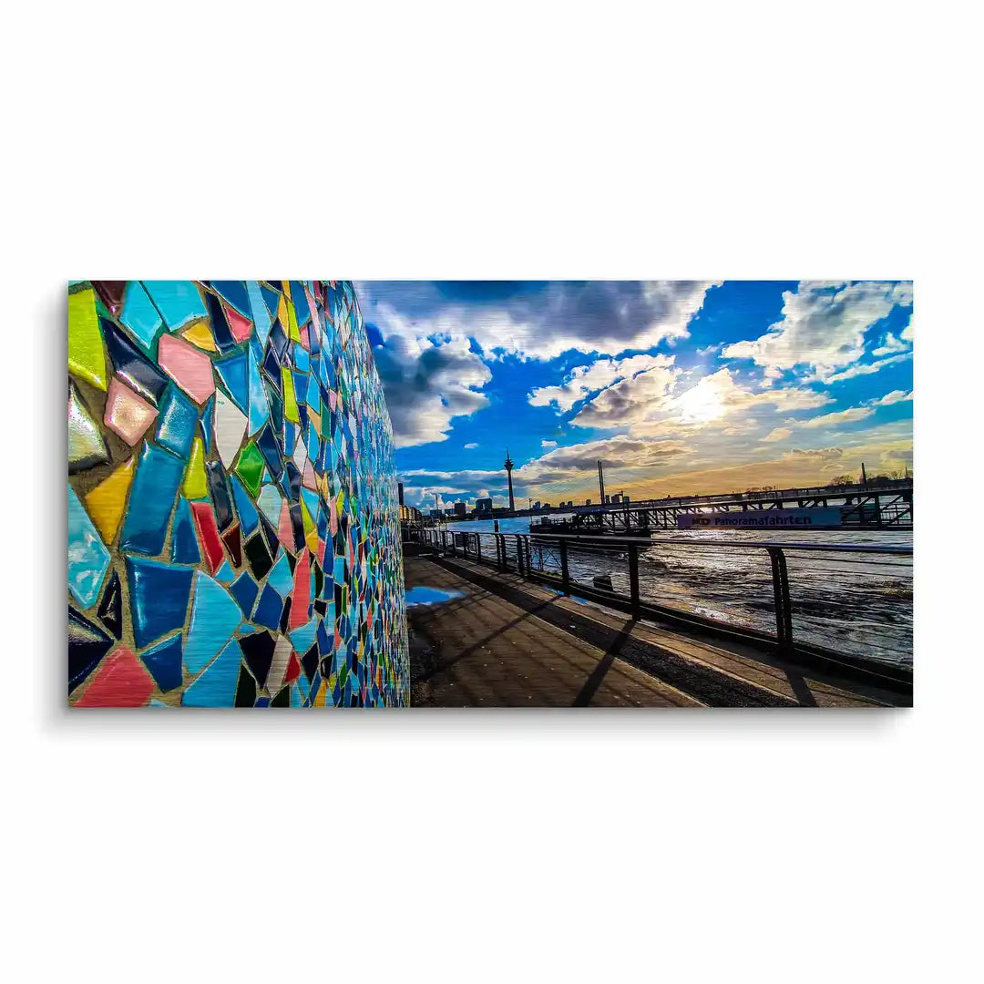 Buntes Mosaik-Wandbild mit Flussufer und blauem Himmel, modernes Kunstdruck-Motiv