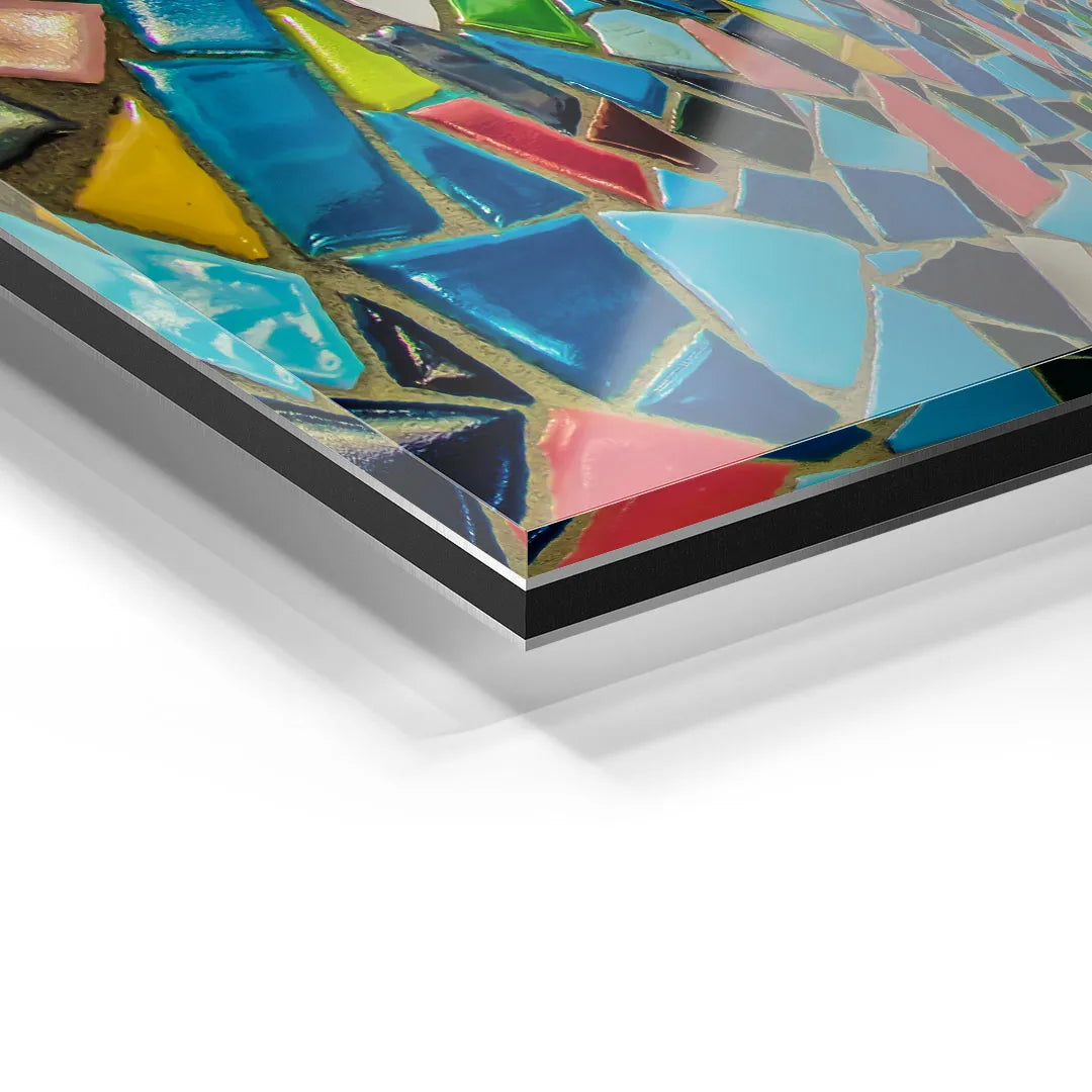 Detailaufnahme eines bunten Acrylglas-Wandbilds mit abstraktem Mosaikmuster