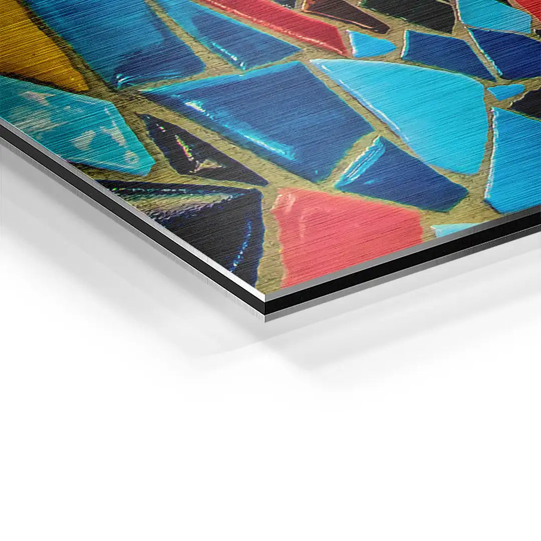 Detail eines bunten Wandbilds auf Aluminium mit Mosaik-Muster in Blau, Rot und Gelb