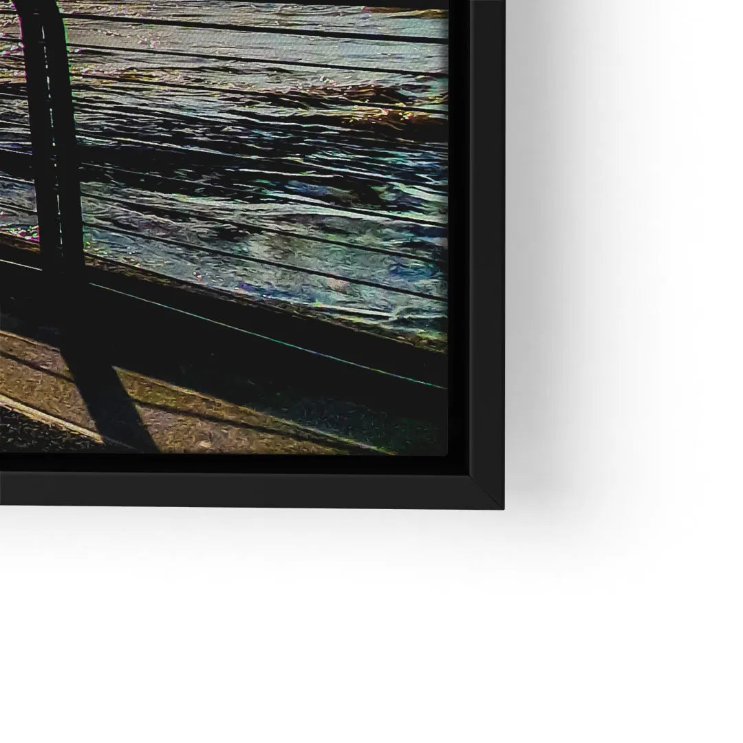 Modernes Wandbild mit farbenfrohem Steg und Wasser in schwarzem Rahmen