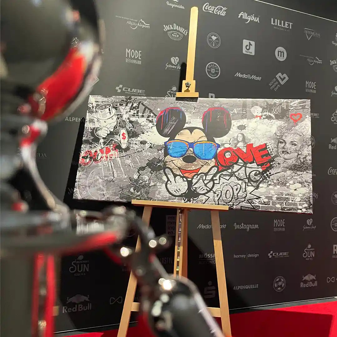 Pop Art Wandbild mit Comic-Motiv im Micky Maus Stil, bunte Graffiti-Elemente, auf Staffelei