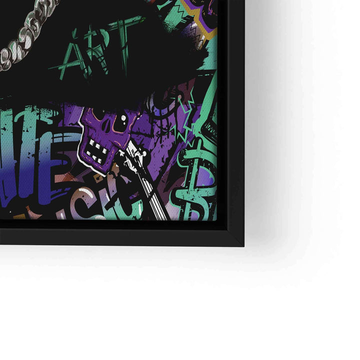 Graffiti Wandbild mit lila Totenkopf, Kette und abstrakten grünen und violetten Elementen