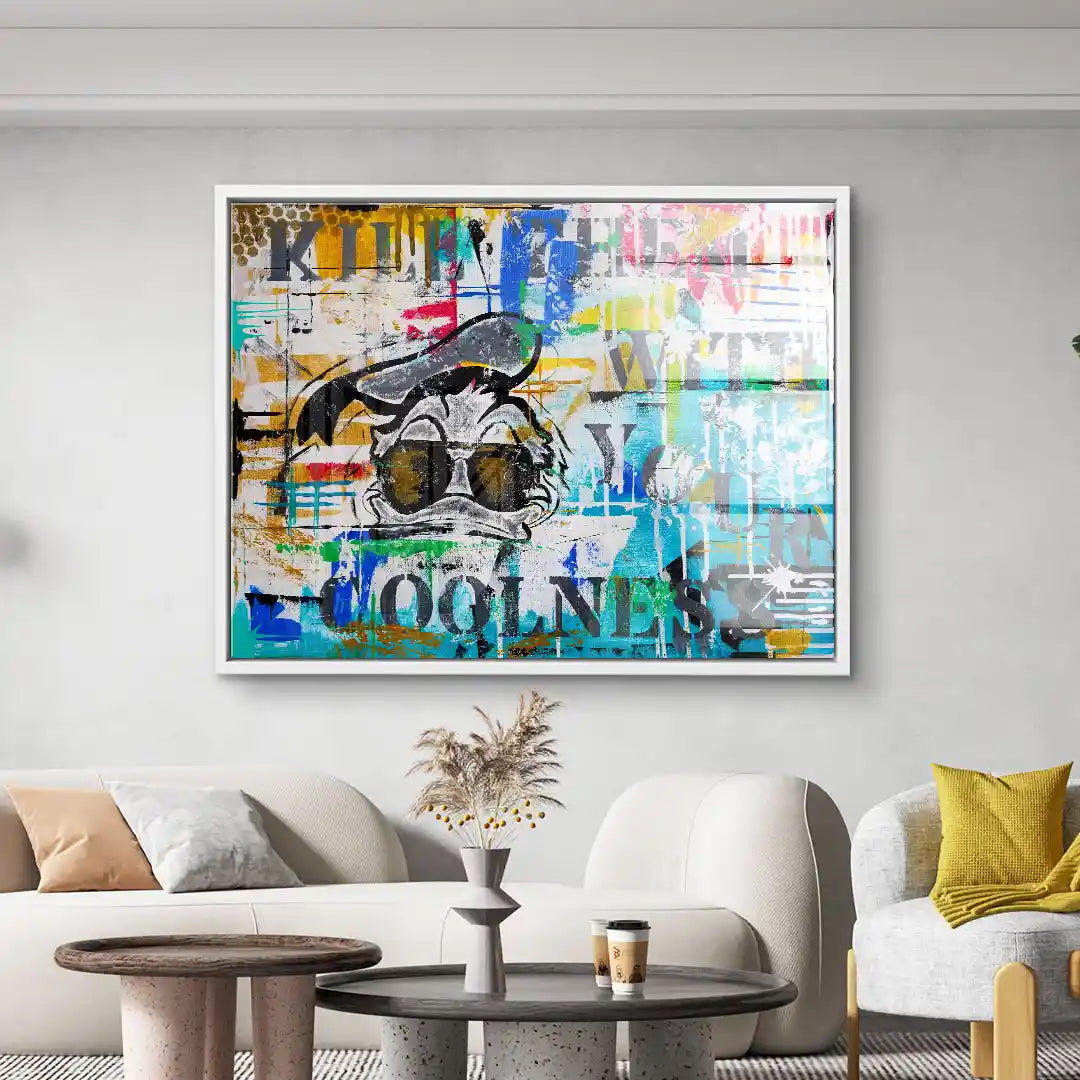 Modernes Wohnzimmer mit buntem Pop Art Wandbild, Comic-Ente mit Sonnenbrille, abstrakte Farben
