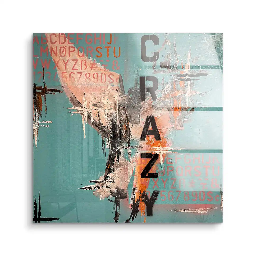 Modernes Acryl Wandbild mit Schriftzug CRAZY, abstrakten Farbstrukturen und Buchstabenmuster