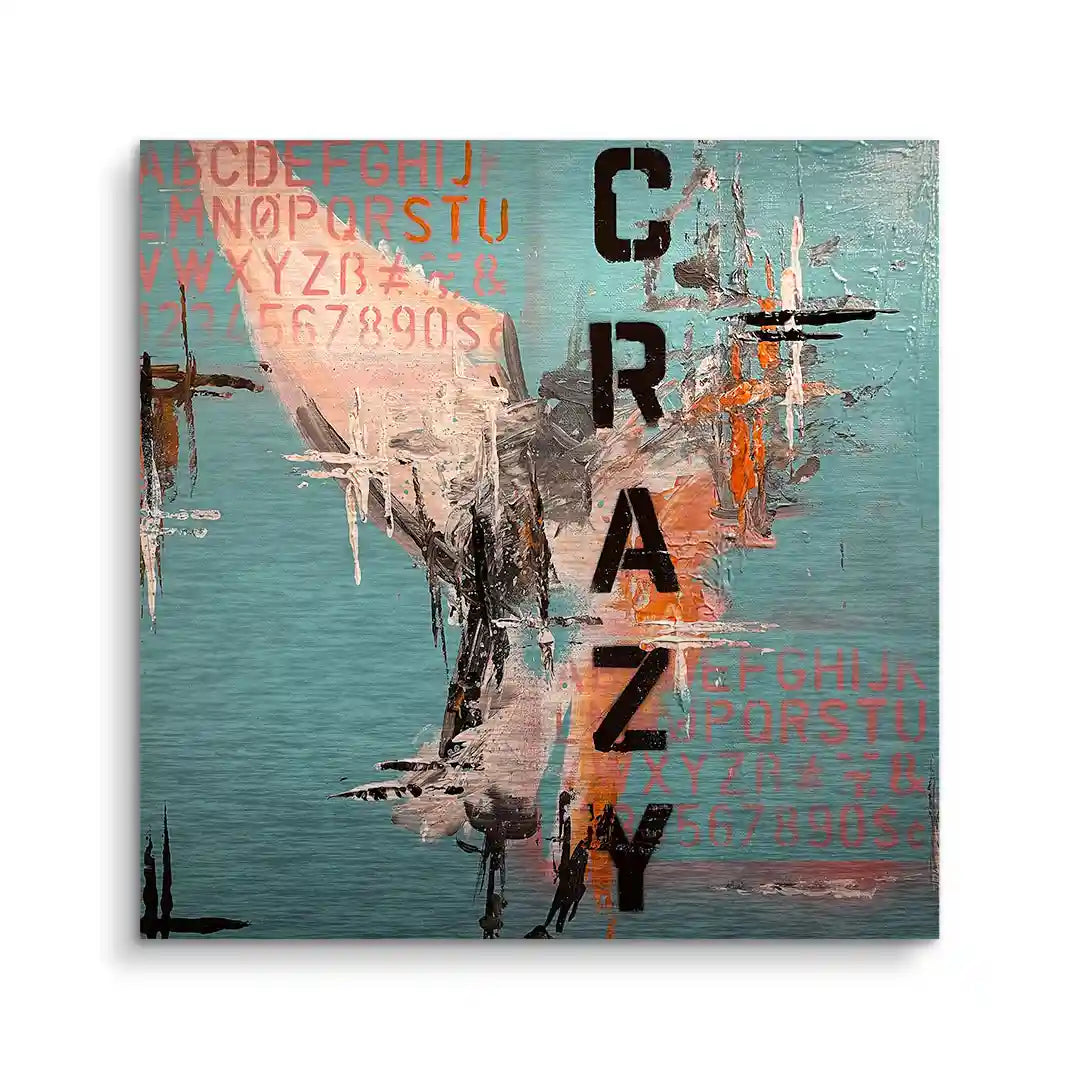 Modernes Wandbild mit abstrakter Malerei, Schrift CRAZY und Buchstaben auf Türkis-Orange-Hintergrund