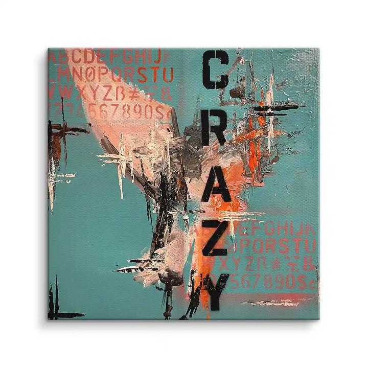Abstraktes Wandbild auf Leinwand mit Schriftzug CRAZY, bunten Buchstaben und Zahlen auf türkisfarbenem Hintergrund.