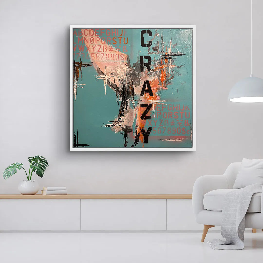 Modernes Wandbild mit abstrakter Kunst, Buchstaben und Wort "CRAZY" auf türkisem Hintergrund im Wohnzimmer