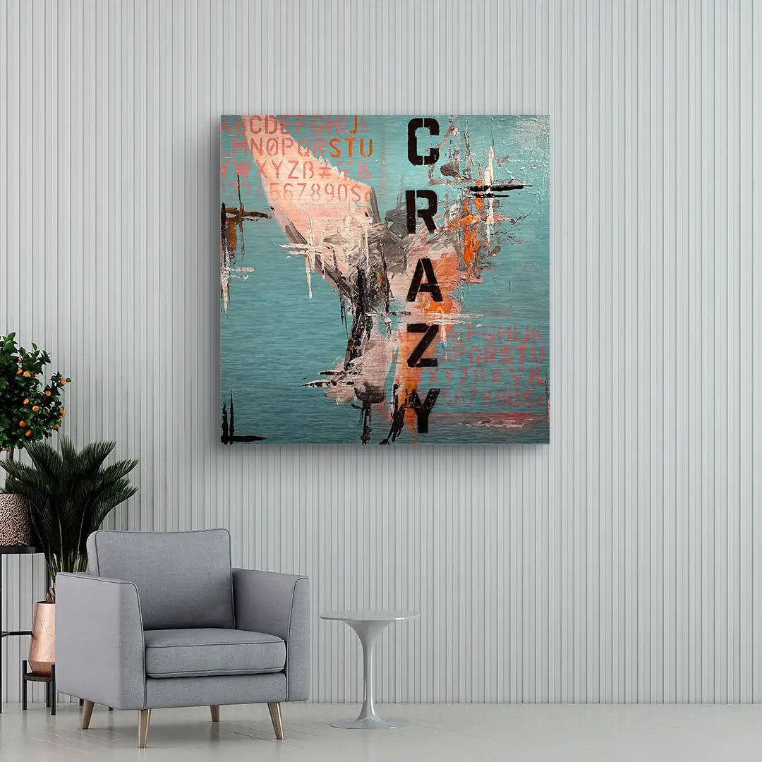 Modernes abstraktes Wandbild mit Schriftzug CRAZY in bunten Farben an Wohnzimmerwand