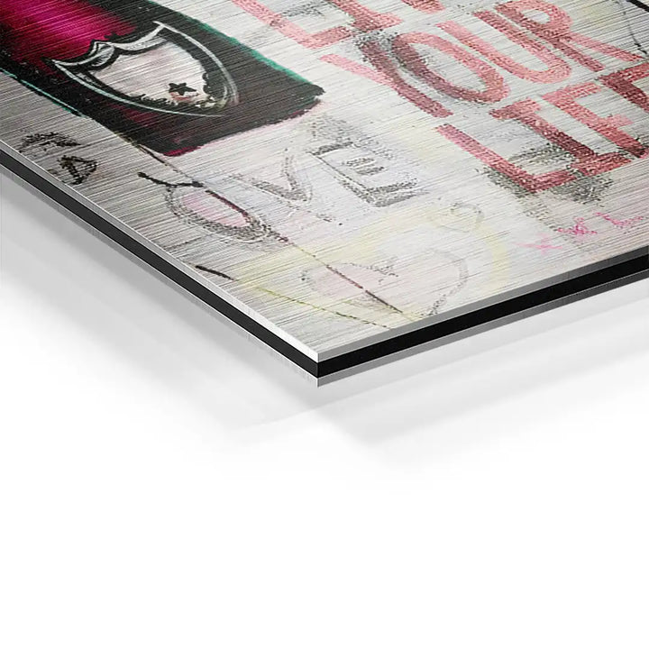 Detailaufnahme Wandbild auf Aluminium mit bunter Schrift und modernen Graffiti-Elementen