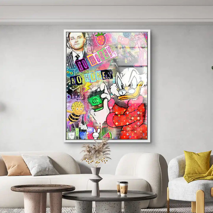 Modernes Wandbild im Wohnzimmer, Comic-Ente zählt Geld, Pop Art Collage mit bunten Motiven