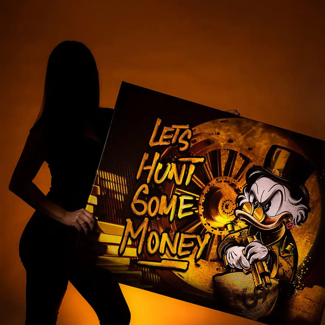 Wandbild mit Dagobert Duck im Comicstil, Tresor-Hintergrund, goldene Schrift: Let's Hunt Some Money