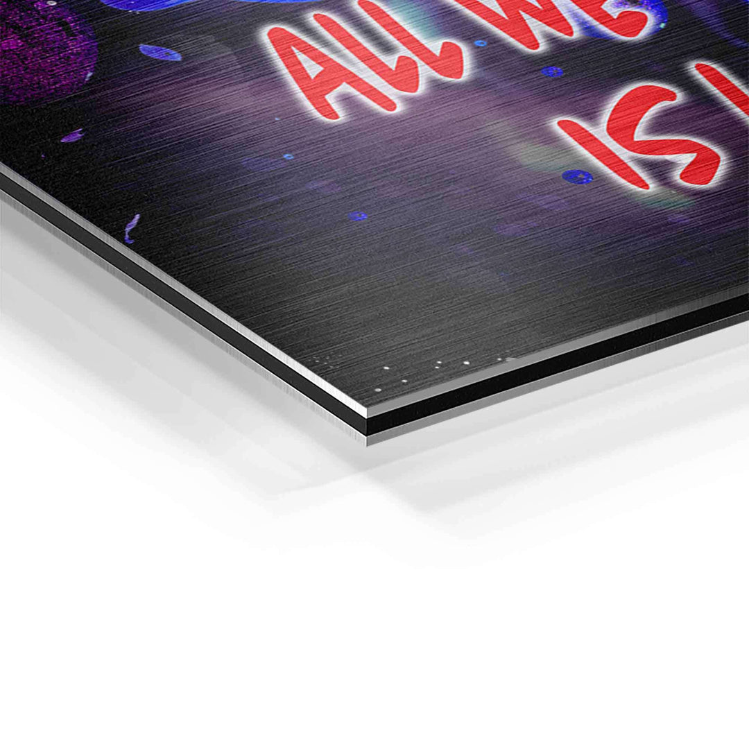 Detailansicht Wandbild auf Aluminium mit Text All we need is love, bunte Pop Art Farben