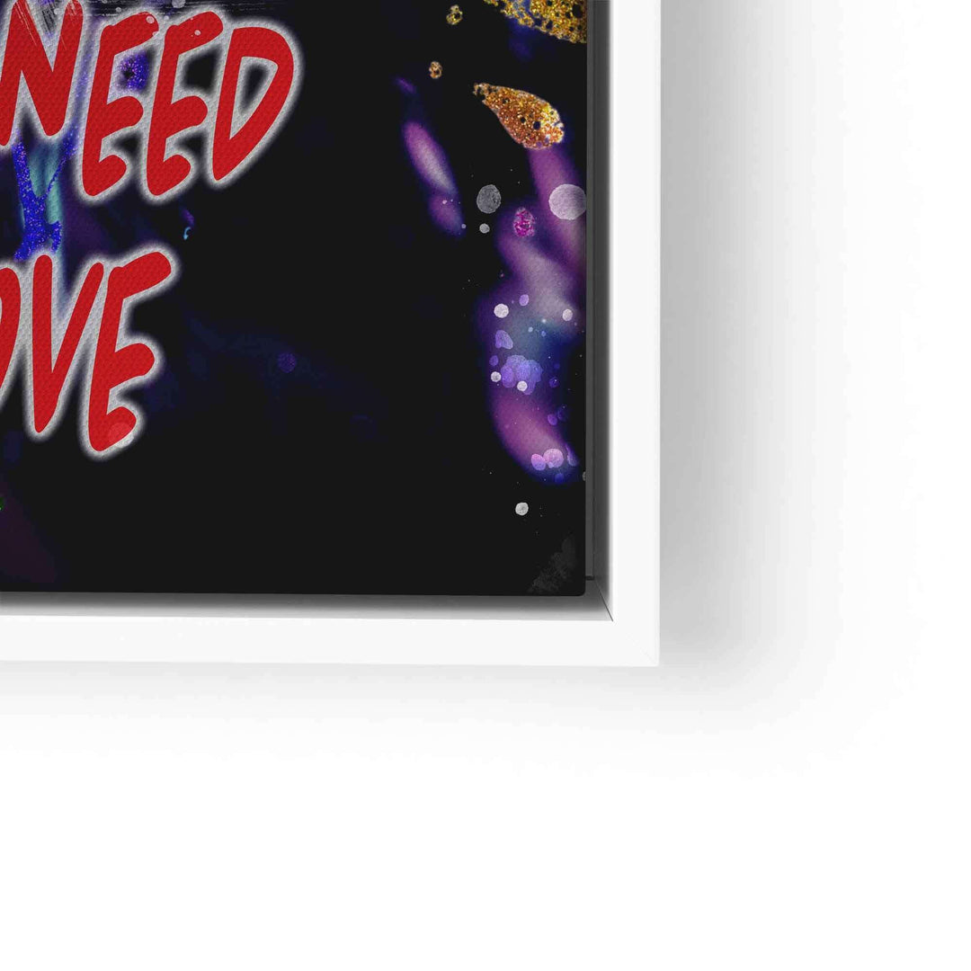 Leinwandbild mit Schriftzug 'NEED LOVE' auf dunklem Hintergrund, moderne Pop Art Deko