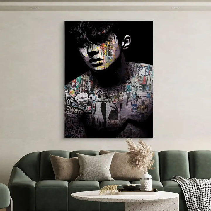Modernes Wandbild mit abstraktem Männerporträt und bunter Collage im Wohnzimmer