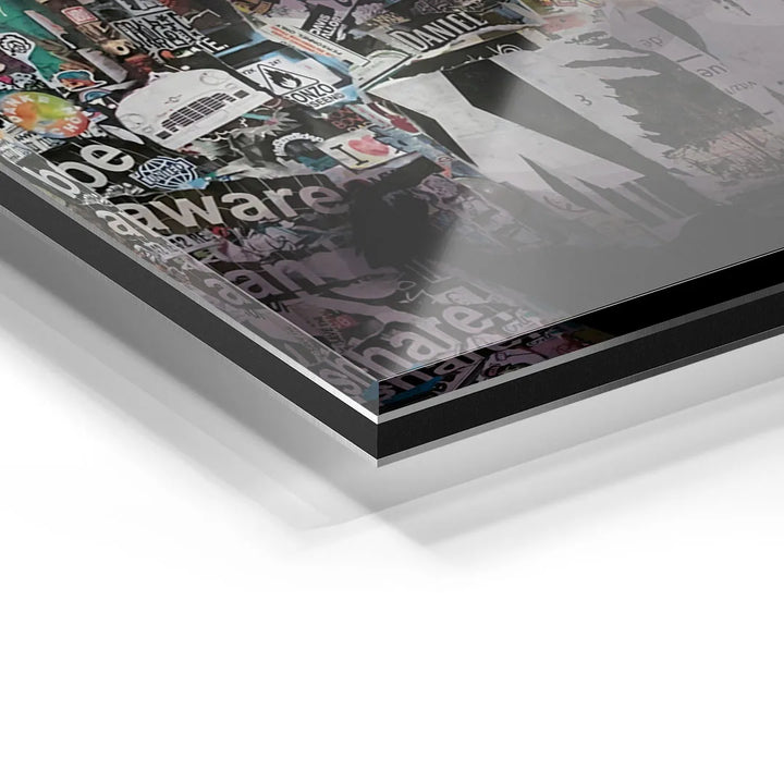 Detailansicht Acrylglas-Wandbild mit urbanem Collage-Design aus Stickern und Schriften