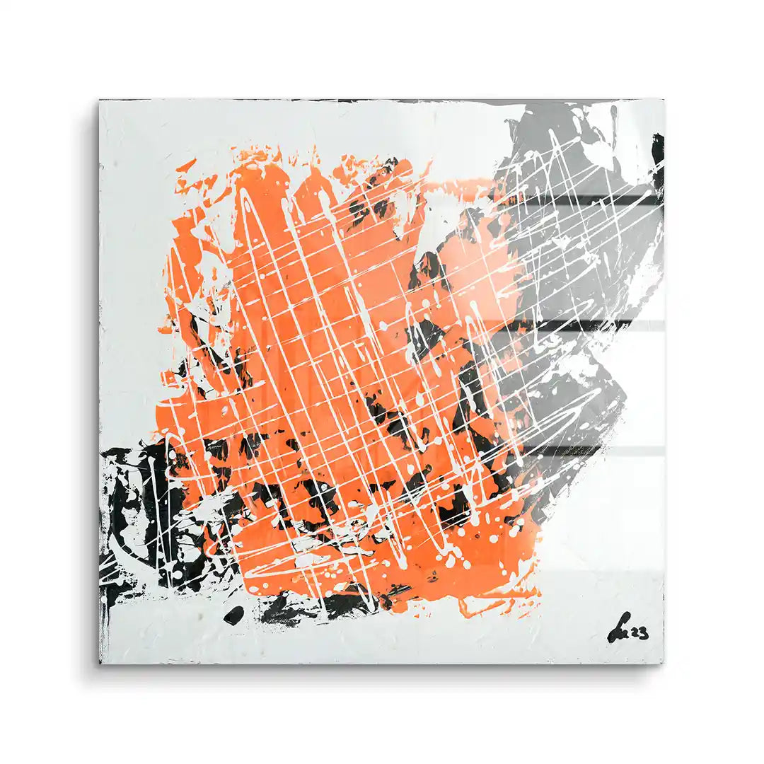 Abstraktes Wandbild mit orange-schwarzen Akzenten und weißen Linien auf Acrylglas
