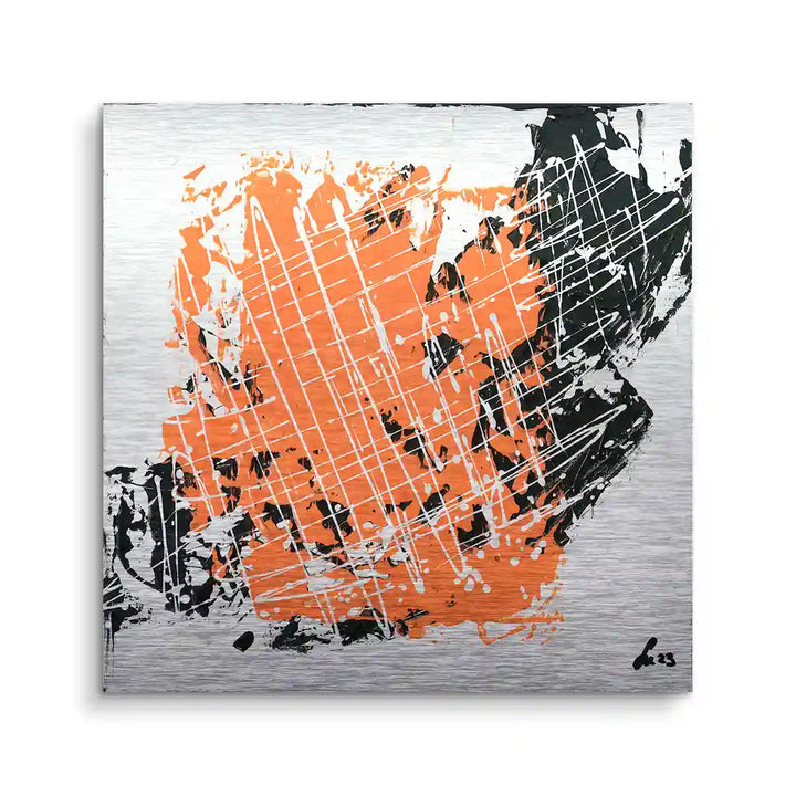 Abstraktes Wandbild auf Aluminium mit orangefarbenen und schwarzen Farbakzenten, moderne Kunst