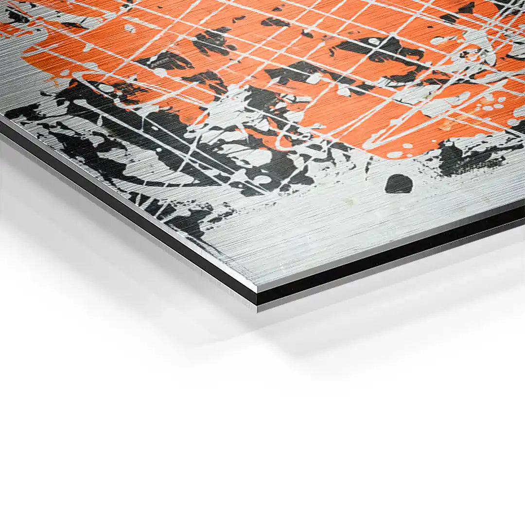 Detailaufnahme modernes Wandbild auf Aluminium mit abstrakter oranger und schwarzer Kunst