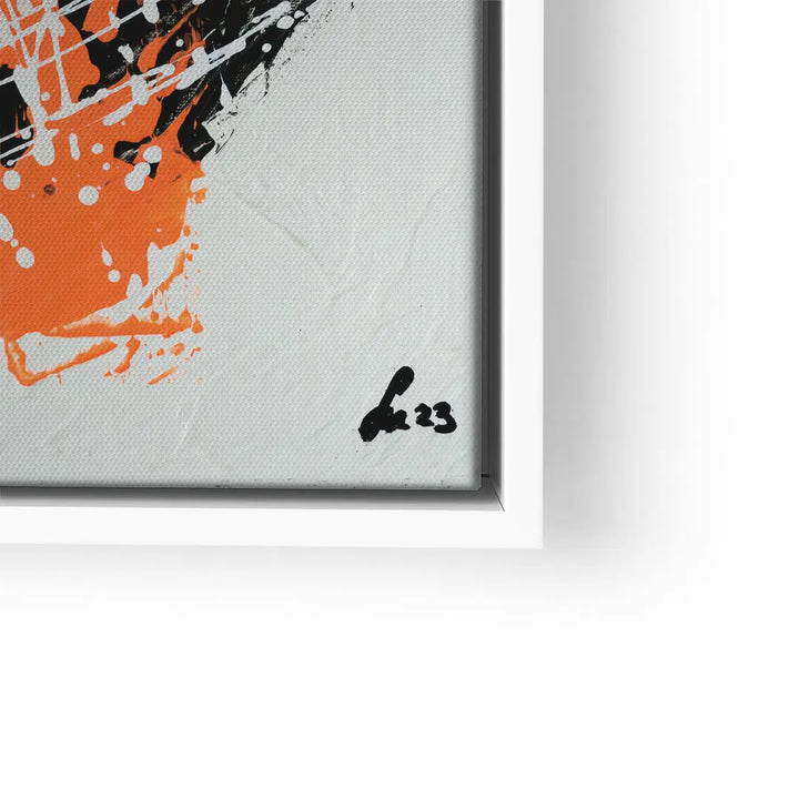 Modernes Wandbild mit abstrakten schwarzen, weißen und orangen Farbspritzern auf Leinwand.