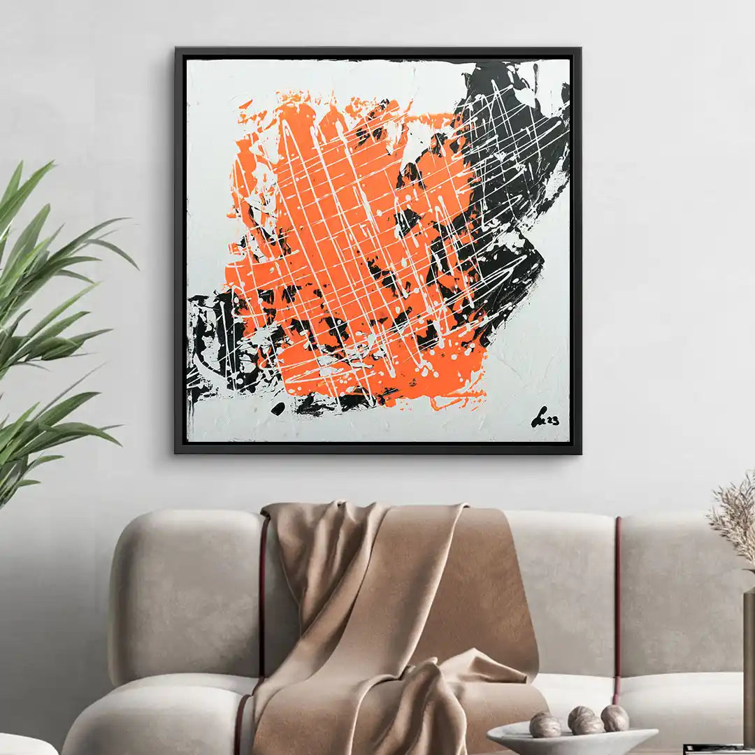 Modernes abstraktes Wandbild mit orange-schwarzen Farbakzenten über Sofa im Wohnzimmer
