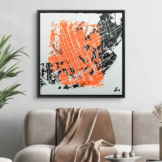 Modernes abstraktes Wandbild mit orange-schwarzen Farbakzenten über Sofa im Wohnzimmer