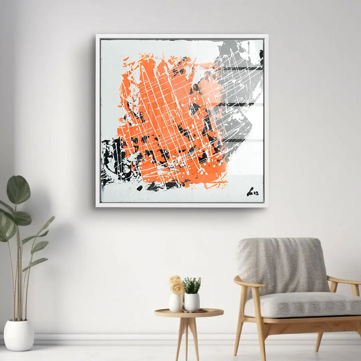 Modernes abstraktes Wandbild in Orange, Schwarz und Grau über Sessel im Wohnzimmer
