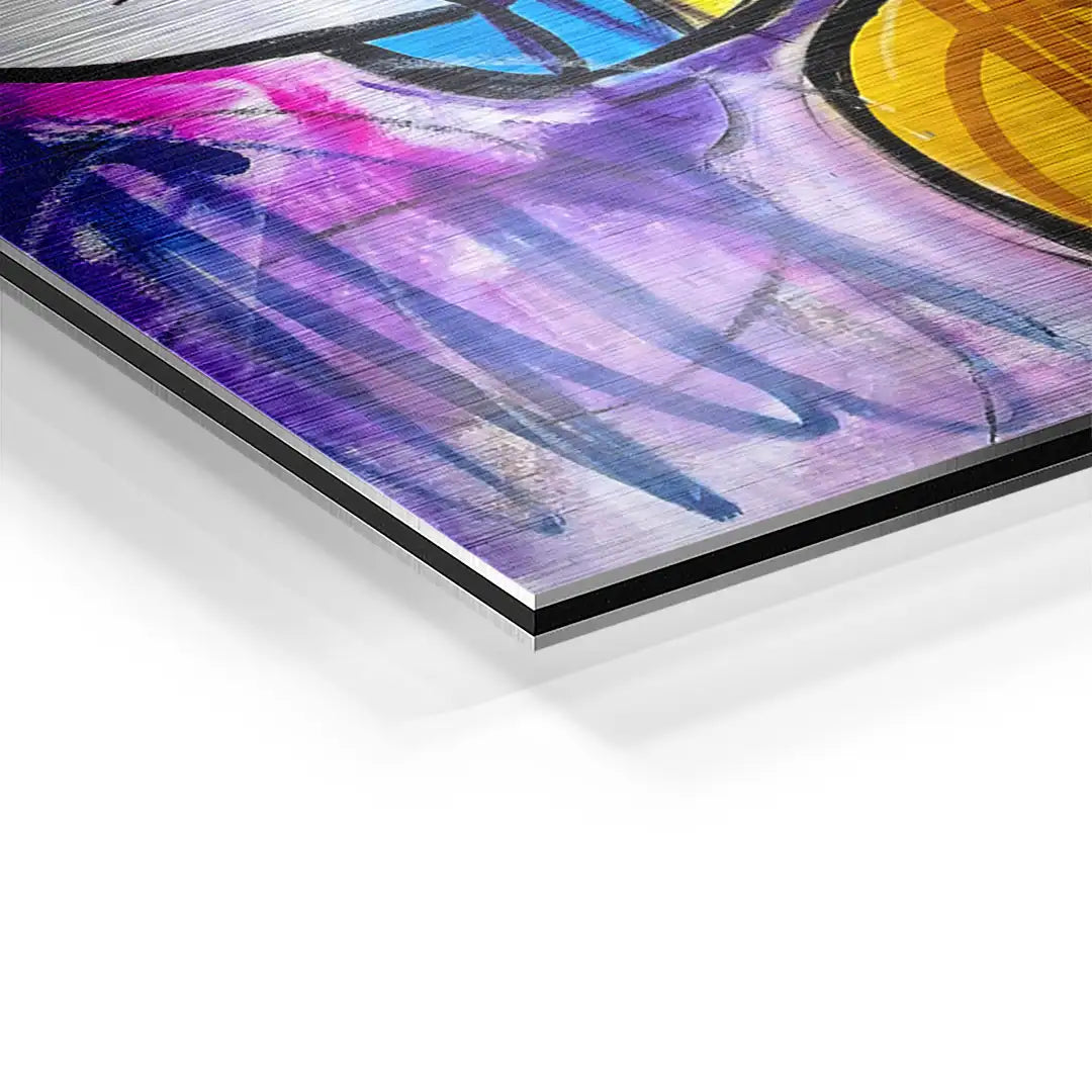 Detail eines bunten Pop Art Wandbilds auf Aluminium mit violetten und gelben Akzenten