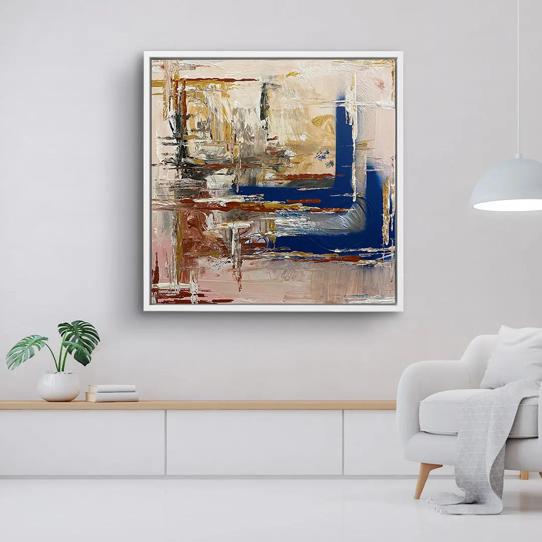 Modernes abstraktes Wandbild mit blauen, beigen und braunen Farbakzenten im Wohnzimmer