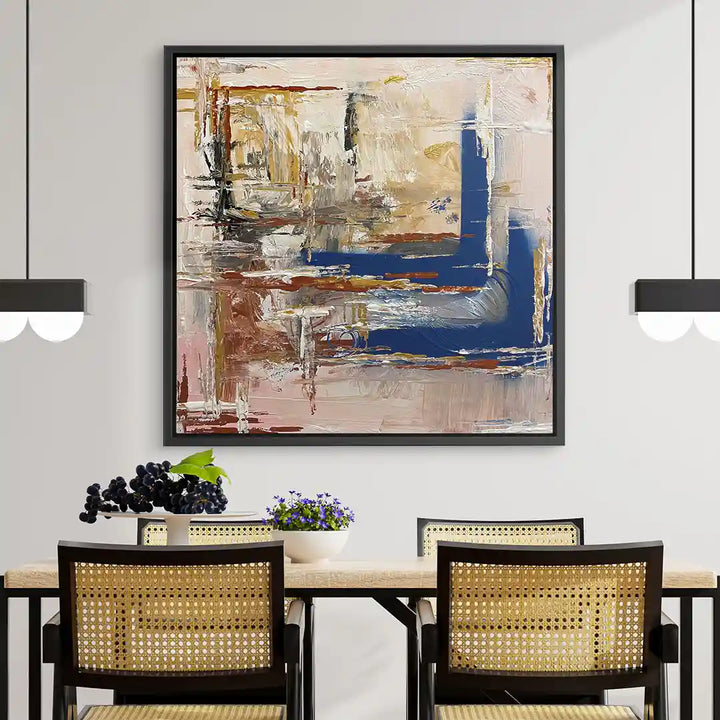 Abstraktes Wandbild in Beige und Blau über Esstisch, moderne Wohnraumdekoration