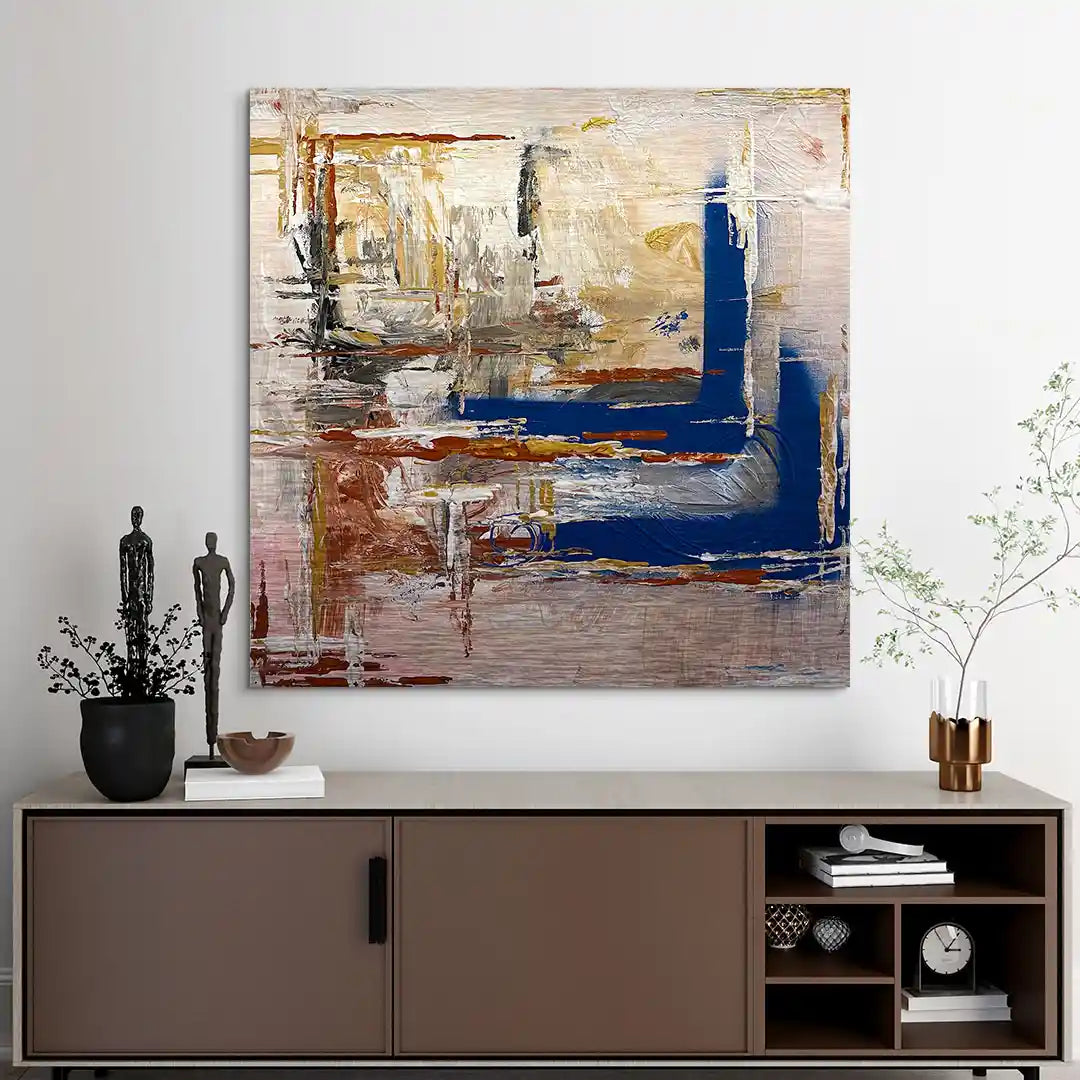 Abstraktes Wandbild mit blauen, braunen und beigen Akzenten über Sideboard im modernen Wohnzimmer.