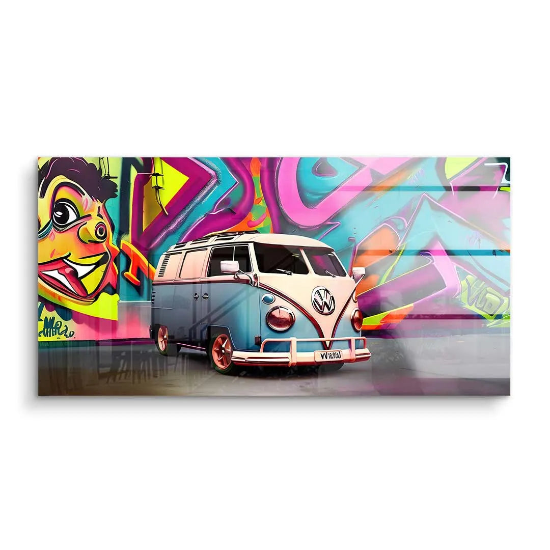 Wandbild mit Retro VW Bulli vor bunter Graffiti-Wand, Pop Art Kunstmotiv