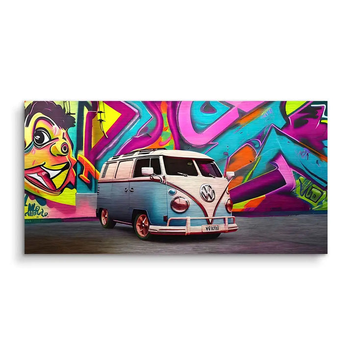 Wandbild mit blau-weißem VW Bulli vor bunter Graffiti Wand, Street-Art Kunst