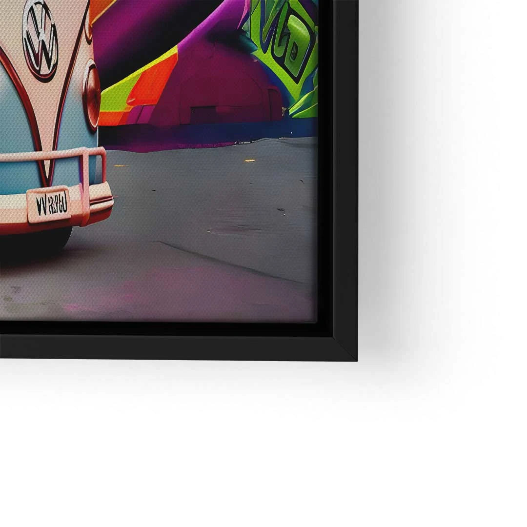 Wandbild mit VW Bulli und buntem Graffiti, moderner Kunstdruck im schwarzen Rahmen