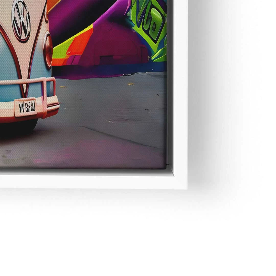 Detailausschnitt Wandbild mit VW Bulli und bunter Graffiti-Kulisse auf Leinwand