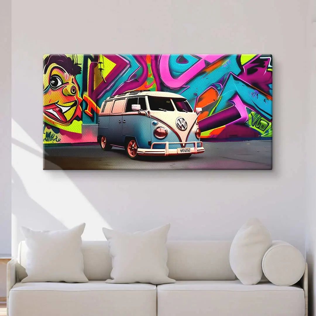 Wandbild mit Retro VW Bulli vor bunter Graffiti-Kulisse im Wohnzimmer, moderne Kunst