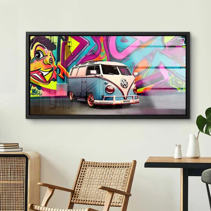 Wandbild mit VW Bulli vor bunter Graffiti-Wand, modernes Kunstmotiv für Wohnzimmer