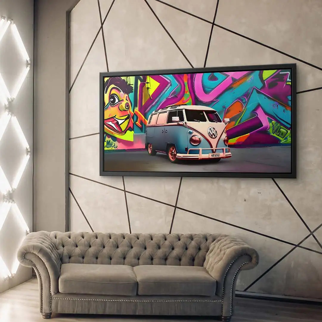 Modernes Wohnzimmer mit Wandbild eines Retro-Bullis vor bunter Graffiti-Kunst