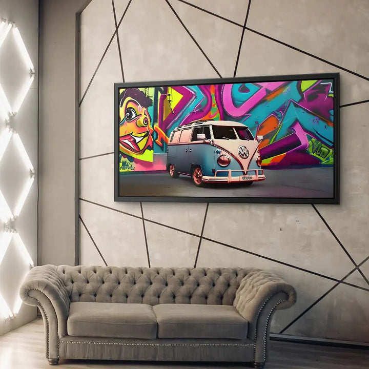 Modernes Wohnzimmer mit Wandbild eines Retro-Bullis vor bunter Graffiti-Kunst