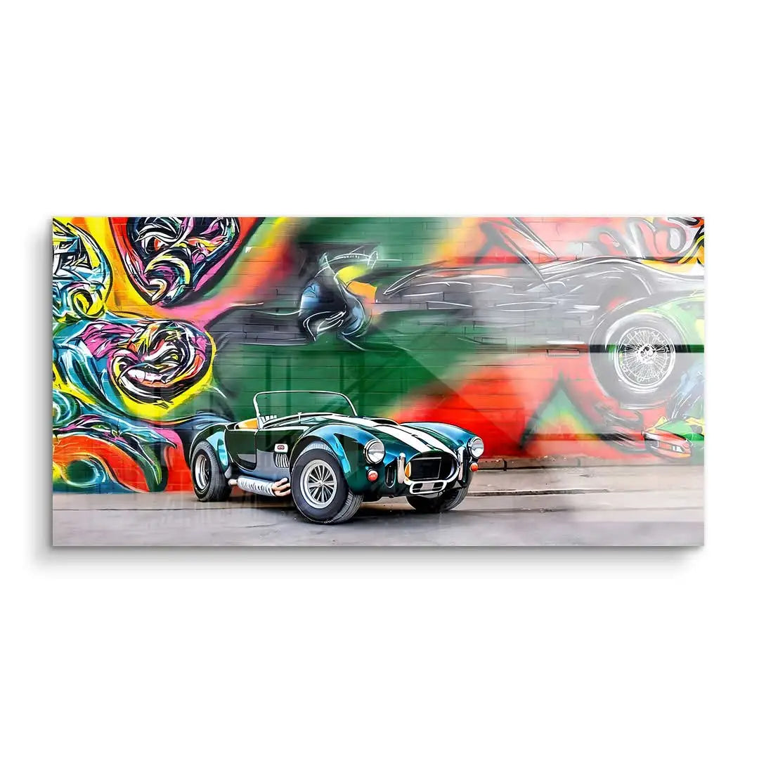 Modernes Wandbild mit klassischem Sportwagen vor bunter Graffiti-Kunst, Dreamcars Motiv.