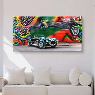 Wandbild mit klassischem Sportwagen vor bunter Graffiti-Kunst, modernes Wohnzimmer