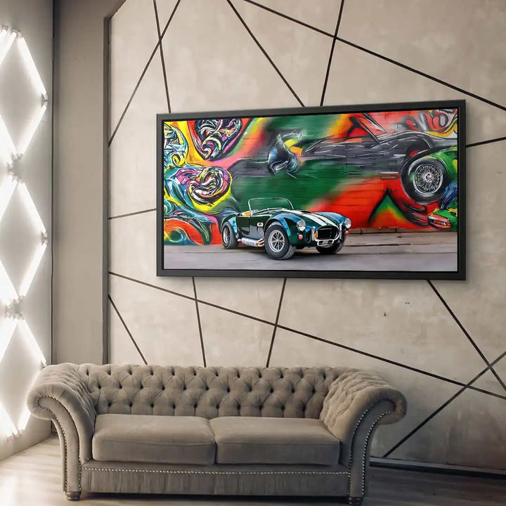 Wandbild mit Oldtimer-Auto vor bunter Graffiti-Kunst, moderne Wohnzimmerdeko