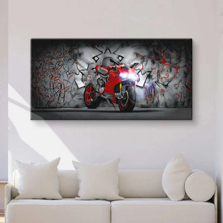 Modernes Wandbild mit rotem Motorrad vor graffiti-besprühter Wand über Sofa im Wohnzimmer