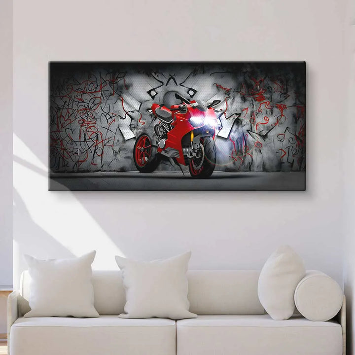Modernes Wandbild mit rotem Motorrad vor graffiti-besprühter Wand über Sofa im Wohnzimmer