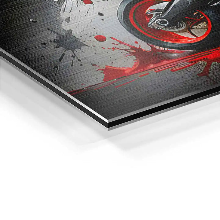 Detailaufnahme Wandbild Motorrad mit rotem Felgenrand und Farbspritzern auf Aluminium