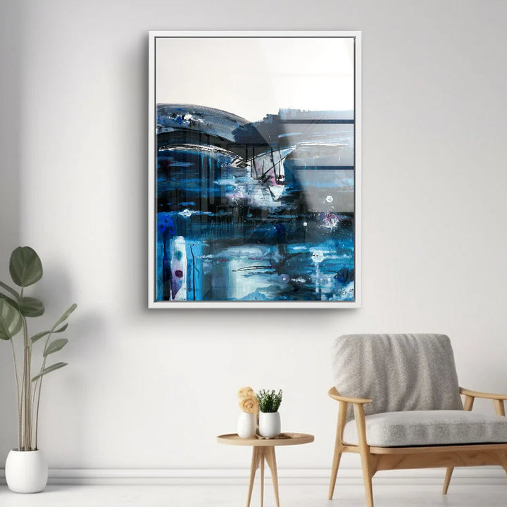 Abstraktes Wandbild in Blau- und Schwarztönen, moderne Kunst im Wohnzimmer mit Sessel und Pflanze